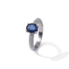 Bague ornée d’un saphir taille ovale et diamants
