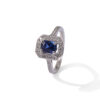Bague en or blanc ornée d'un saphir taille émeraude de 1.54 carat et de diamants G-VS.
