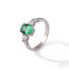 Bague en or blanc avec émeraude de taille ovale et diamants taille poire