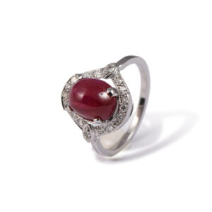 Bague originale avec rubis cabochon et diamants