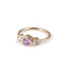 bague en or jaune, retenant un saphir rose de Ceylan