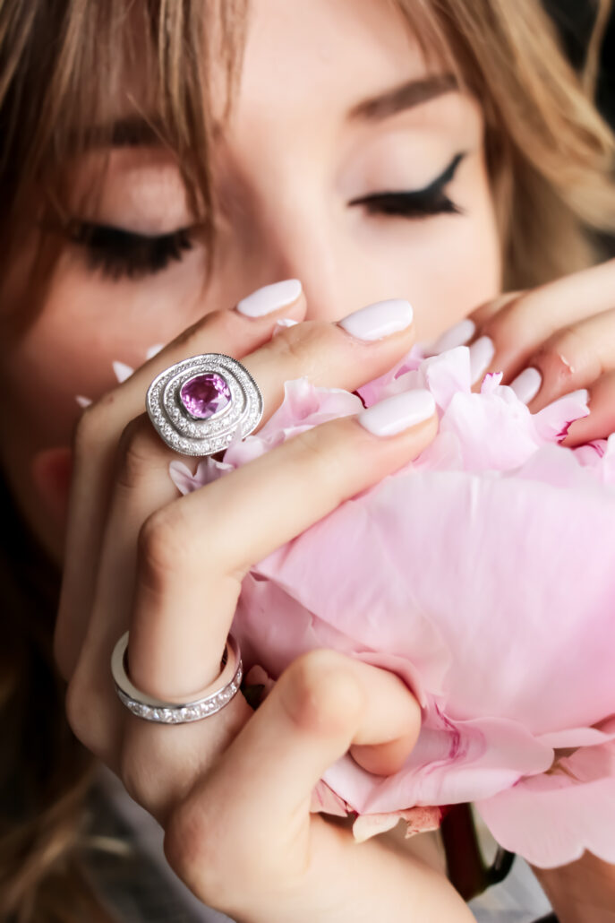 Bague en saphir rose avec double entourage de diamants, création sur mesure par Joaillerie Guérin à Nantes.