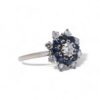Élégante bague en saphir et diamant, style marguerite en platine.