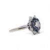 Bague vintage avec saphirs bleu-gris et diamant, design marguerite.