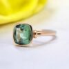 Détail de la bague tourmaline coussin en or jaune – Fiançailles Nantes