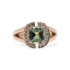 Détail de la tourmaline coussin et des diamants sur bague en or jaune – Bijoux Nantes