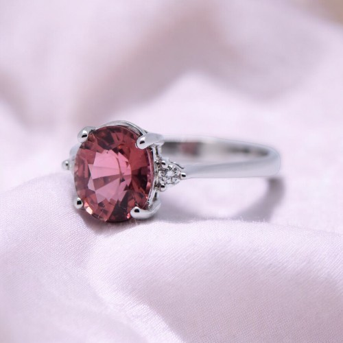 Détail de la bague tourmaline rose en or blanc – Fiançailles Nantes