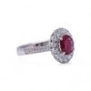 Détail de la rubellite ovale et des diamants sur bague en or blanc – Bijouterie Nantes