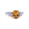 Détail du saphir jaune et des diamants baguette sur bague en or blanc – Bijoux Nantes