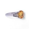 Bague saphir jaune avec diamants baguette en or blanc – Joaillerie Nantes