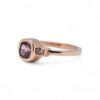 Bague saphir rose coussin de Madagascar avec diamants en or jaune – Joaillerie Nantes