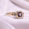 Vue de la bague saphir rose coussin et diamants en or jaune – Fiançailles Nantes