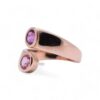 Détail de la bague Toi et Moi en or rose avec saphirs – Fiançailles Nantes