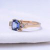 Vue de la bague saphir Ceylan et diamants princesse en or jaune – Fiançailles Nantes