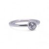Bague solitaire diamant avec monture en or blanc et serti clos – Bijouterie Nantes