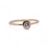 Vue de la bague solitaire avec diamant en or jaune – Fiançailles Nantes