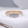 Vue de la bague 3 diamants avec monture en or jaune et blanc – Fiançailles Nantes