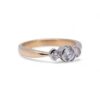 Détail des 3 diamants sur bague en or jaune et blanc – Bijoux Nantes