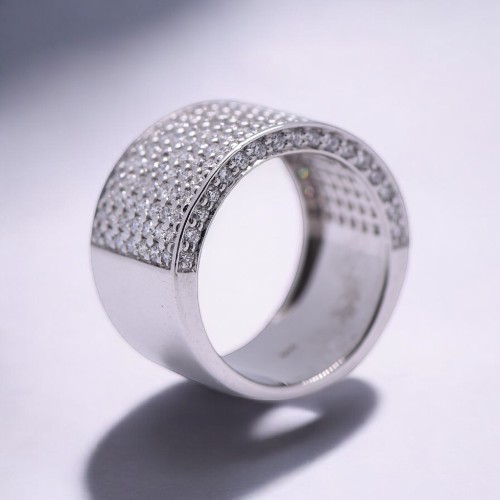 Vue de la bague pavage diamant en or blanc – Fiançailles Nantes