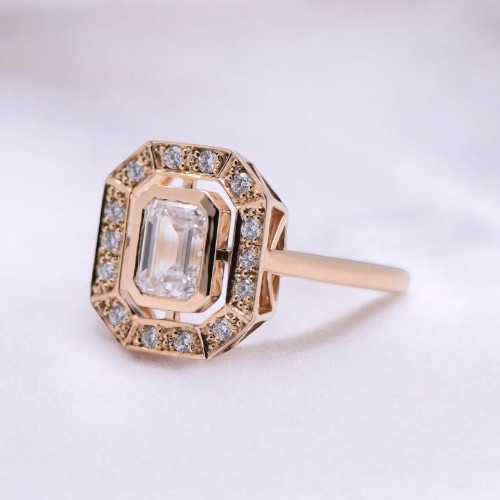 Bague en or jaune avec diamant taille émeraude