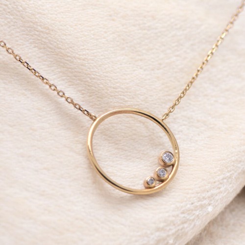 Collier pendentif cercle avec diamants en or jaune – Fiançailles Nantes