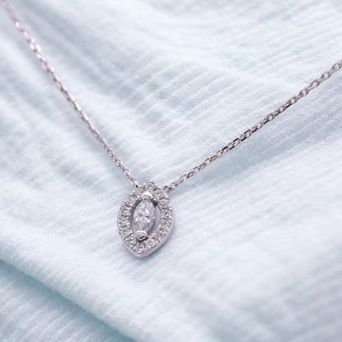 Collier or blanc avec diamant marquise et entourage – Collier or Nantes