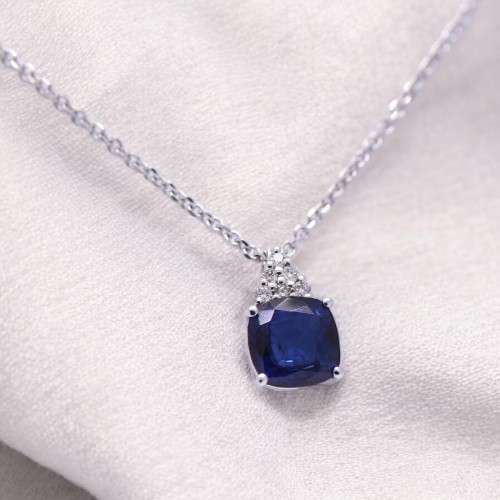 Pendentif saphir royal blue avec diamants en or blanc – Collier or Nantes