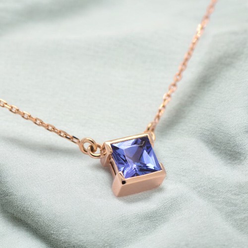 Collier or jaune avec tanzanite carrée – Collier tanzanite Nantes