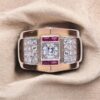 Bijou d’occasion, bague en or jaune et platine avec diamants et rubis