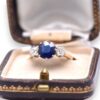 Bijou d’occasion en or jaune, serti d’un saphir royal blue et de diamants