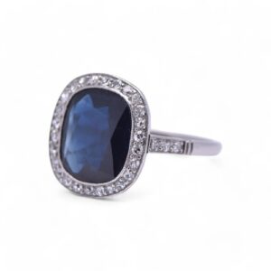Bague Art Déco en platine avec saphir et pavage de diamants
