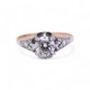 Bague en platine et or jaune avec diamant central et entourage