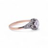 Élégante bague avec diamant monté sur chaton soleil, style classique