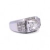 Élégante bague en or blanc, diamant taille ancienne et petits diamants