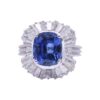 Élégante bague en or blanc, saphir 4.78 carats et entourage de diamants, Nantes