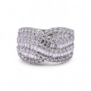 Bague bandeau pavée de diamants en or blanc, Nantes
