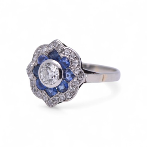 Bague Art Déco en platine avec diamant et saphirs calibrés, Nantes