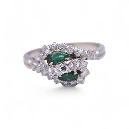 Bague or blanc torsadée avec deux émeraudes et diamants, Nantes