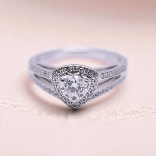 Bijou signé Mauboussin avec pavage diamants, Nantes
