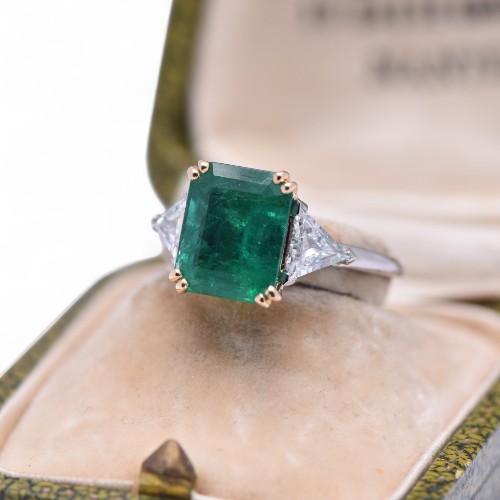 Émeraude verte intense avec deux diamants, Nantes