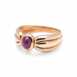 Vue de profil de la bague rubis cabochon, Nantes