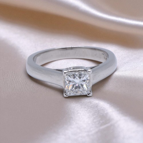 Vue de profil de la bague solitaire diamant princesse, Nantes