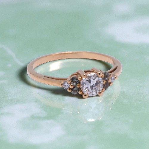 Vue de face bague diamant ancien et saphirs verts, Nantes