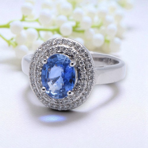 Vue de face bague saphir Ceylan entourée de diamants, Nantes