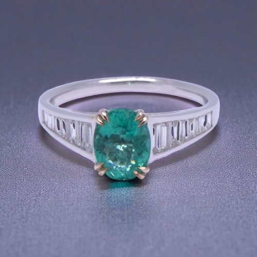 Vue de face bague émeraude ovale et diamants baguette, Nantes