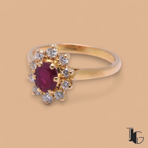 Vue de face bague marguerite rubis et diamants, Nantes