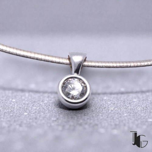 Pendentif diamant serti clos sur collier câble, Nantes