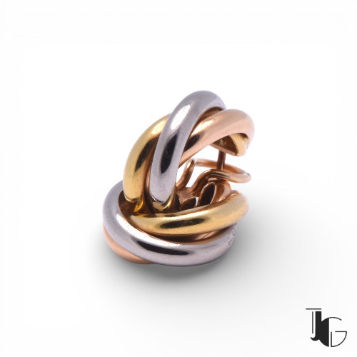 DSC_1000-Photoroom Détail des anneaux entrelacés des boucles Cartier trois ors, Nantes