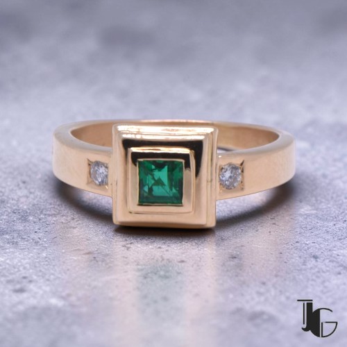 Bague émeraude carrée sertie clos Nantes