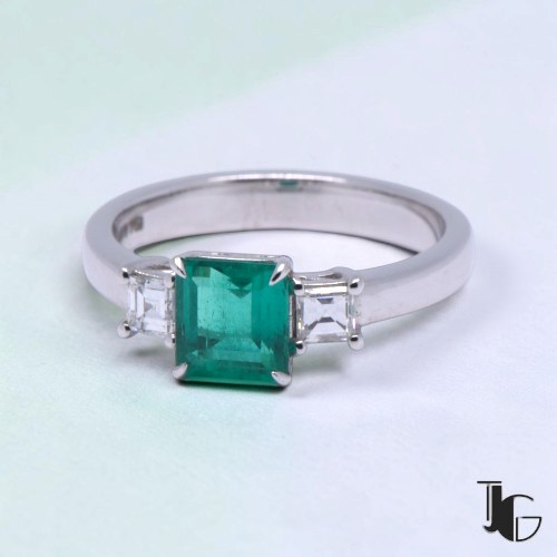 Bague émeraude diamants princesse – bijouterie nantes – joaillerie guerin nantes